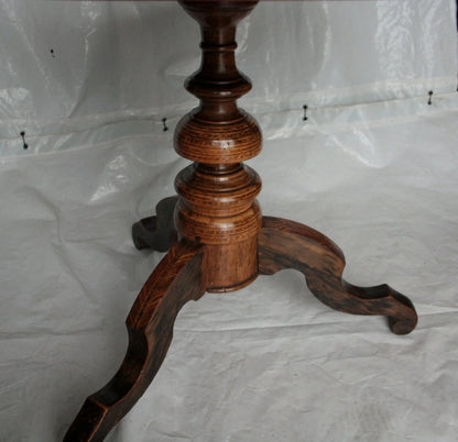 Tavolo da centro intarsiato italia con base tornita in legno e motivi geometrici dimensioni perfette pre 1890